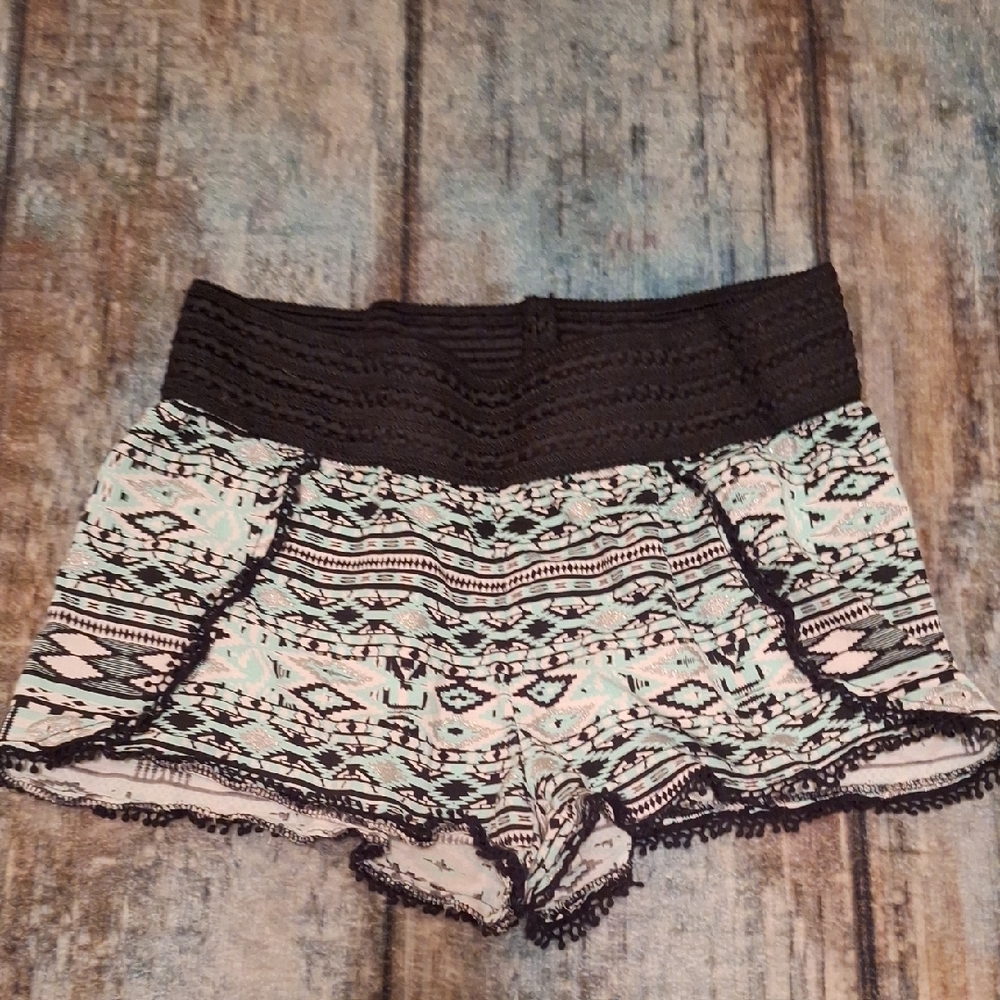 🔥🔥CLEARANCE🔥🔥Blk/Wht High Waist Shorts W/Abstract Pattern. Size Large